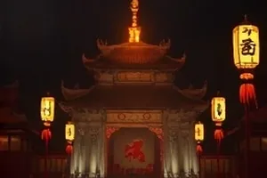 长夜灯火剧集封面，深夜写字楼里唯一亮着的窗