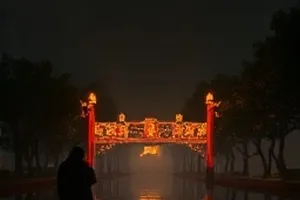 铁轨尽头电影封面，荒原上被杂草淹没的单线铁轨