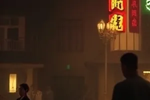 桥下有人剧集封面，高架桥底临时搭建的棚屋与人影