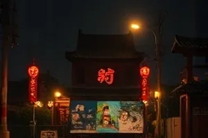 雾港旧事剧集封面，老码头雾气与锈迹货轮